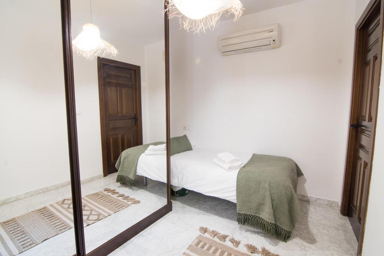 Tuguest Gracia Apartments Гранада Екстериор снимка