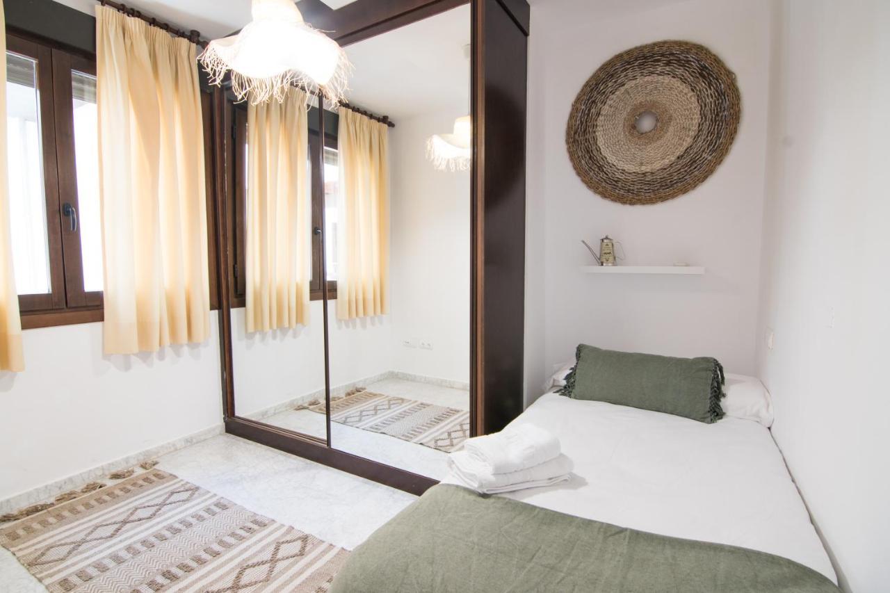 Tuguest Gracia Apartments Гранада Екстериор снимка